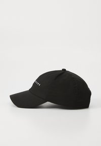 Sort baseball cap med en buet skygge, lavet af stof; har stikninger og hvide tekstdetaljer på forsiden.