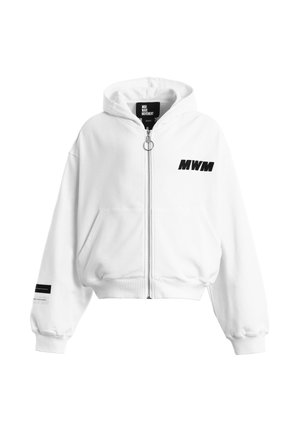 Sudadera con capucha blanca con cremallera, bolsillos delanteros, logo negro "MWM" en el pecho izquierdo, tirador de cremallera circular y parches en blanco y negro en la manga izquierda.