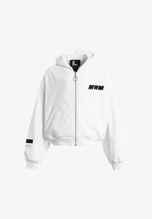 Sudadera con capucha blanca con cremallera, bolsillos delanteros, logo negro "MWM" en el pecho izquierdo, tirador de cremallera circular y parches en blanco y negro en la manga izquierda.