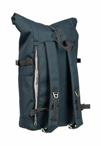 Zaino a rolltop blu scuro con spallacci imbottiti, tasche laterali, chiusura con zip e fibbie regolabili su uno sfondo bianco.