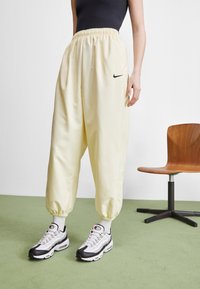 Nike Sportswear Träningsbyxor - light yellow