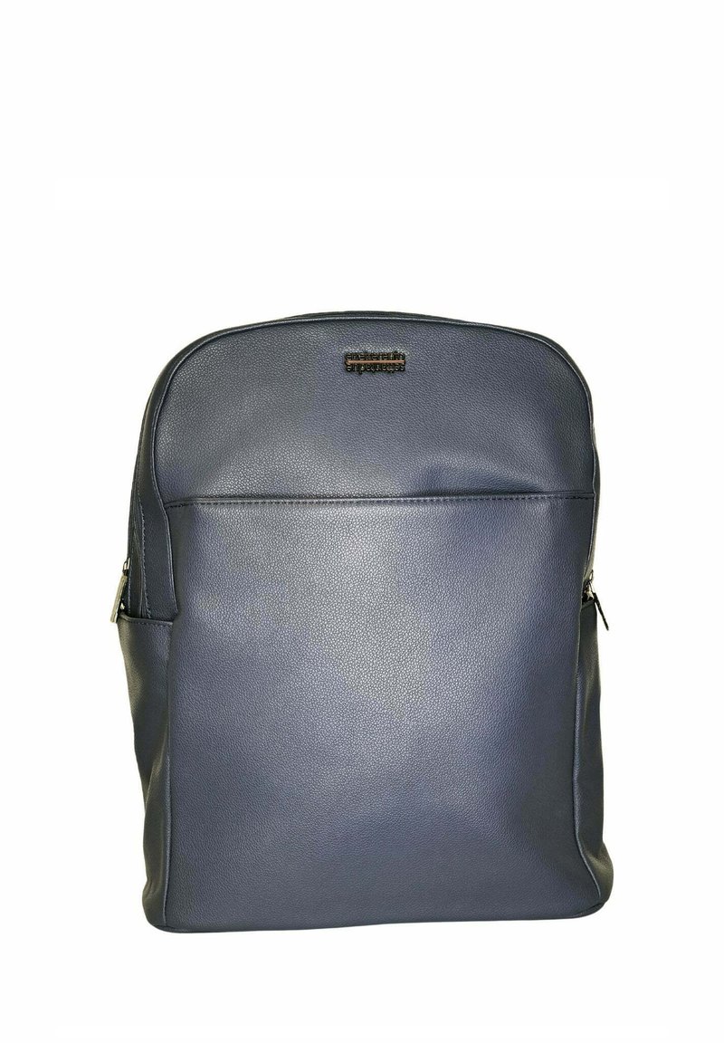 Zaino in pelle blu navy con una superficie liscia, parte superiore arrotondata, tasca frontale con zip e un sottile logo del brand al centro in alto.