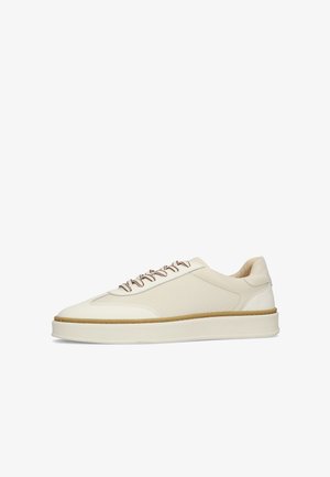 Lage off-white leren sneaker met gestructureerde zijkanten, beige gewatteerde kraag, contrasterende bruine en witte veters, en dikke witte zool.