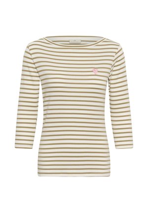 Chemise à manches longues à rayures horizontales beige et blanche avec un petit cœur rose brodé sur le côté gauche de la poitrine.