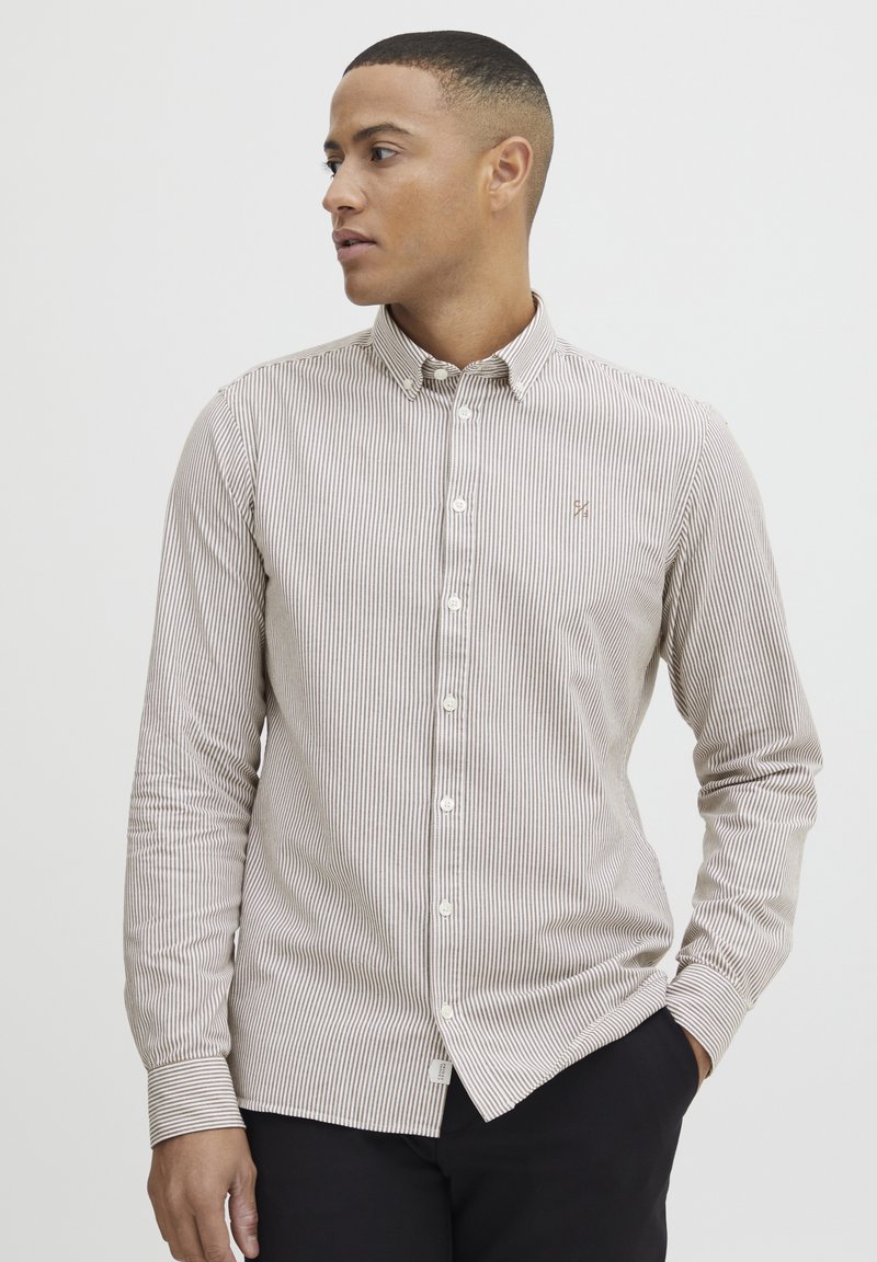 Casual Friday CFANTON - Srajca - white w coffee liqueur strip