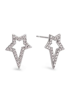 Srebrne kolczyki w kształcie gwiazdek, obramowane małymi przezroczystymi kamieniami szlachetnymi, jeden widoczny z przodu, drugi ukazany pod kątem, prezentujący sztyft.