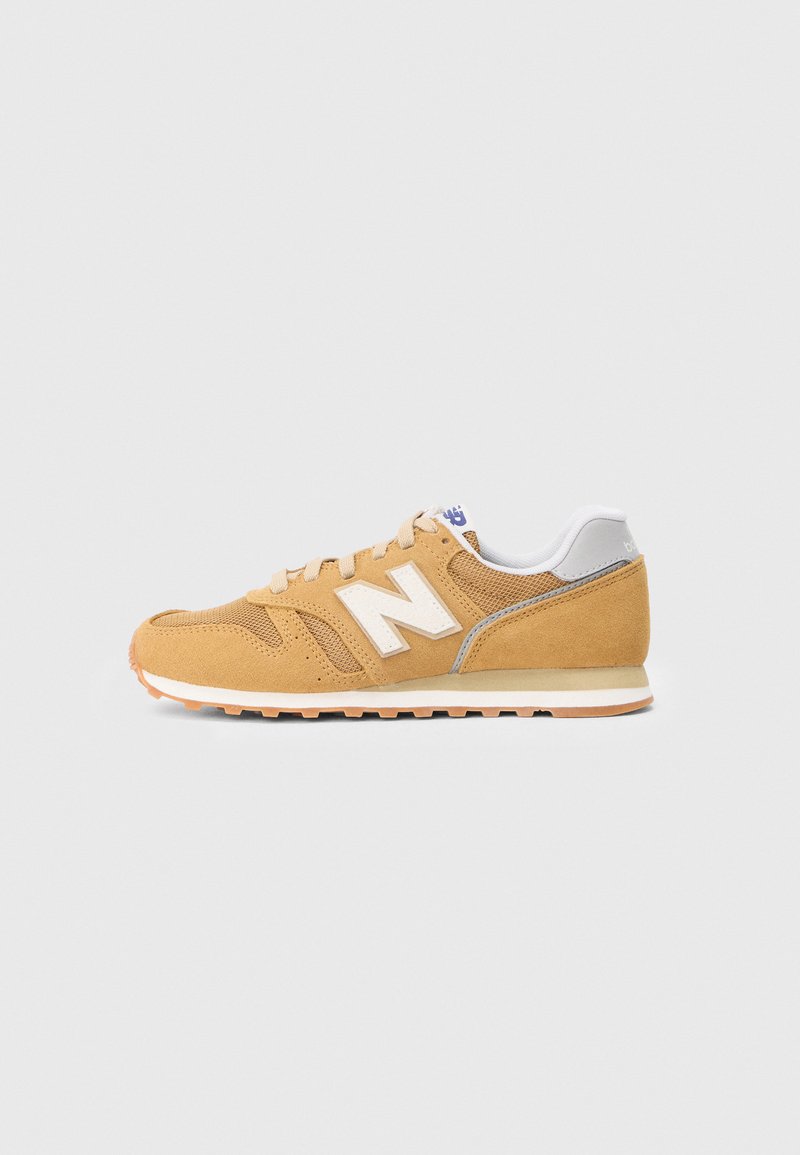 Baskets en suede tan avec un logo "N" blanc, des panneaux en mesh, une semelle en caoutchouc avec des accents orange, et un col rembourré.