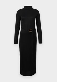 Čierne dlhé rukávy s golierom midi šaty s úzkym strihom a tenkým opaskom so zlatou sponou v oblasti pása, vystavené na bielom pozadí.