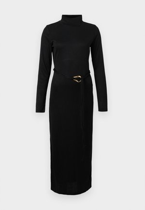 Crna midi haljina s dugim rukavima i visokim ovratnikom koja ima uski kroj i tanki pojas s zlatnom kopčom u struku, prikazana na bijeloj pozadini.