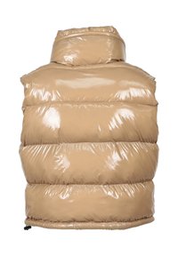 Beige Steppweste mit hohem Kragen, glänzender Oberfläche und horizontalem Stepmuster. Verfügt über einen taillierten Saum und keine sichtbaren Verschlüsse.