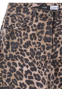 Džínové kalhoty s leopardím potiskem v hnědé a černé barvě, s předním zapínáním na knoflík, poutky na opasek a zadními kapsami.