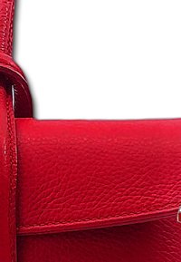 Sac à main en cuir rouge avec une finition texturée, doté d'une anse lisse et arrondie et d'un détail en métal argenté brillant.