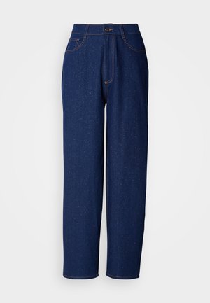 Dunkelblaue Denim-Hosen im weiten Schnitt mit hoher Taille, ausgestattet mit orangefarbenen Nähten, Vorderaschen und einem Knopfverschluss. Glatte Textur mit feinen Sprenkeln.