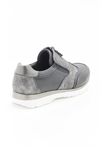 Zapatilla deportiva gris con parte superior de cuero texturizado, acabados mate y brillantes contrastantes, paneles laterales elásticos y suela blanca.