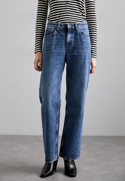 Hoge taille, lichtblauwe jeans met een rechte snit, gemaakt van denim. Heeft vijf zakken, een frontritssluiting en omgeslagen boorden.
