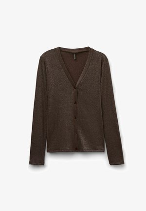 Ciemnobrązowy kardigan z długim rękawem i dekoltem w serek, z delikatnym połyskiem i pięcioma guzikami z przodu na białym tle.