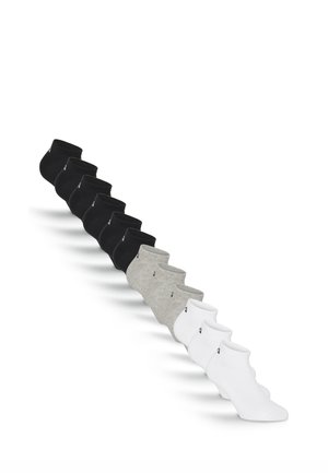 Zehn Paar niedrig geschnittene Socken in Schwarz, Grau und Weiß, diagonal auf weißem Hintergrund angeordnet.