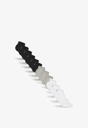 Zehn Paar niedrig geschnittene Socken in Schwarz, Grau und Weiß, diagonal auf weißem Hintergrund angeordnet.