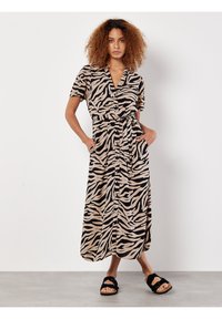 Maxikleid in Beige mit schwarzen Zebra-Streifen, kurzen Ärmeln, durchgehender Knopfleiste, Taillengürtel und zwei seitlichen Taschen. Leichter Stoff.