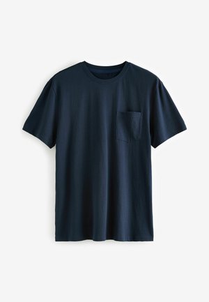 Tricou din bumbac de culoare albastru marin, cu mâneci scurte, guler rotund și un buzunar pe pieptul stâng. Textură netedă, design simplu.