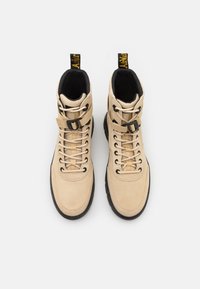 Dr. Martens Stivaletti con plateau - beige