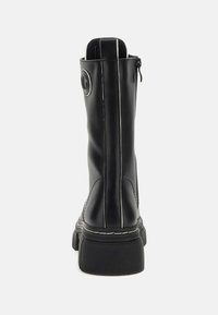 Stivaletto nero realizzato in pelle liscia con chiusura a zip, punta arrotondata, cuciture bianche e suola robusta e testurizzata.