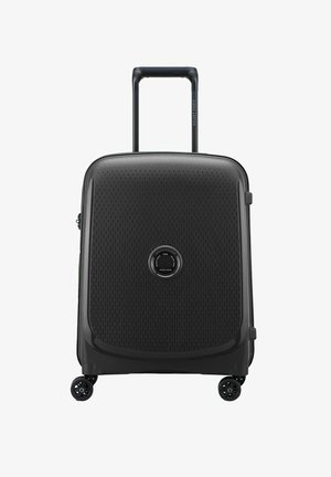 Maleta rígida negra con superficie texturizada, asa extensible y cuatro ruedas. Presenta un logotipo circular en el centro frontal.
