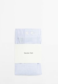 Pantaloni corti a righe blu chiaro in cotone, con girovita elasticizzato, due bottoni bianchi e una piccola tasca posteriore, ben piegati.