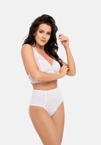 Vit spetsbralette och högmidjade trosor har blommönster, en mjuk textur och en delikat design med justerbara remmar.