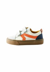 Canvas sneakers met oranje en marineblauwe accenten, klittenbandsluitingen, een gestructureerde rubberen zool en een gevoerde kraag in een neutraal kleurenschema.