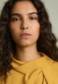 Reiss REGULAR FIT - SIMONE DRAPE-NECK SHELL - Toppi - yellow