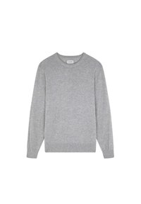 Pulover gri tricotat, cu guler rotund și mâneci lungi. Prezintă manșete și tiv cu țesătură răscroită, fără modele sau accente vizibile. Textură moale.