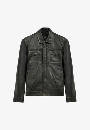 Czarna skórzana kurtka z klasycznym kołnierzem, dwoma kieszeniami na piersi z patką, kieszeniami bocznymi oraz kontrastującymi przeszyciami. Gładka faktura, dopasowany krój.