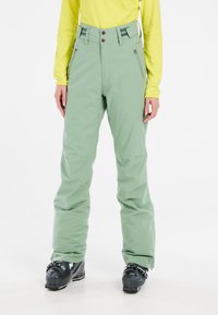 Groene skibroek van waterdicht materiaal met een relaxte pasvorm, voorzien van ritssluitingen, een knoop- en ritsluiting, en versterkte zoom.