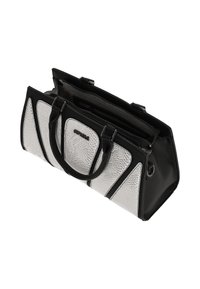 Musta ja hopeanvärinen käsilaukku, jossa on teksturoitu matelija-aiheinen pinta, kaksi yläkahvaa ja vetoketjulla suljettava keskiosa.