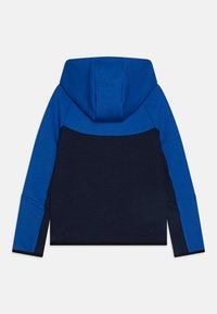 Kapuzensweatshirt mit einem blau-navy Farbdesign, gefertigt aus weichem Material, mit kontrastierenden Texturen an Schultern und Ärmeln.