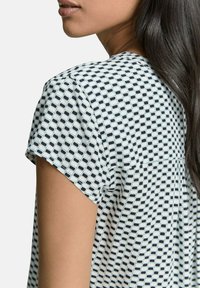 TOM TAILOR T-shirts print - green white tile minimal