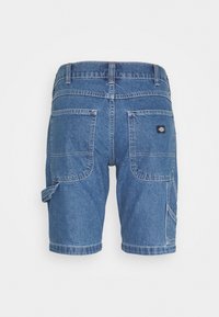 Shorts en denim bleu avec une coupe droite, dotés d'une taille, de deux poches arrière et d'une poche latérale. Le tissu a une texture à lavage moyen.