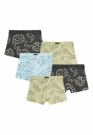 Vijf paar jongensboxers in zwart, blauw en beige, met lijntekeningen van een voetbal en voetbalschoenen, elk met een NEXT-merklabel in de taille.