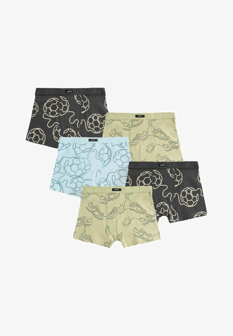 Cinq paires de boxers pour garçons en noir, bleu et beige, avec des dessins au trait de ballon de football et de crampons, chacun avec une étiquette de la marque NEXT à la taille.