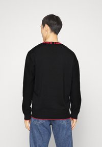 HUGO SMARLO - Strikkegenser - black