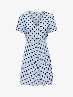 Lyseblå kortærmet kjole med sorte polkaprikker, V-hals, knapper foran og tætsiddende talje.