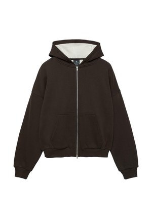 Temno rjava jopa z zadrgo, sprednjimi žepi in svetlo bež notranjo oblogo kape, prikazana na belem ozadju.