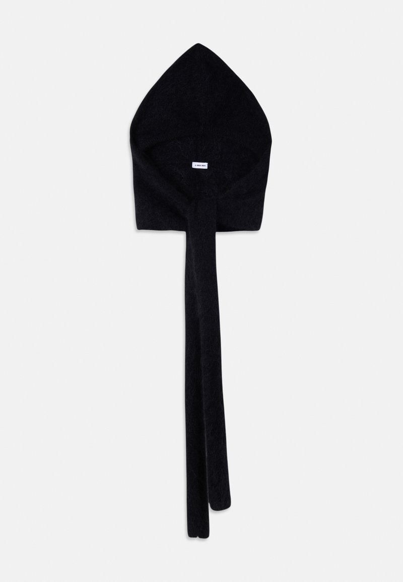 Czarna kaptur z filcu o spiczastym czubku i długich, zwisających trokach. Minimalistyczny design z widoczną metką w pobliżu środka. Miękka faktura.