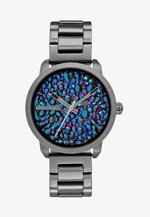 Montre-bracelet Diesel en argent métallique avec bracelet à maillons et cadran aux motifs mosaïques vibrants bleus et violets, doté de trois aiguilles argentées.