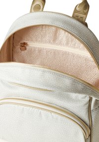 Hellgrauer Rucksack mit strukturiertem Äußeren, goldfarbenen Reißverschlüssen und einem beigen, gemusterten Innenfutter. Verfügt über ein Hauptfach und eine kleine Tasche mit Reißverschluss.