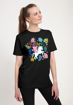 Zwarte katoenen t-shirt met een kleurrafisch ontwerp van een eenhoorn, bladeren en het woord "Believe" in felle, speelse lettertypen en kleuren.