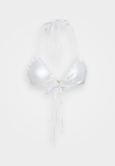 Biały satynowy biustonosz bikini z trójkątnymi miseczkami, wiązaniami na szyi w stylu halter, kokardą na środku oraz małym złotym detalem w kształcie gwiazdki.