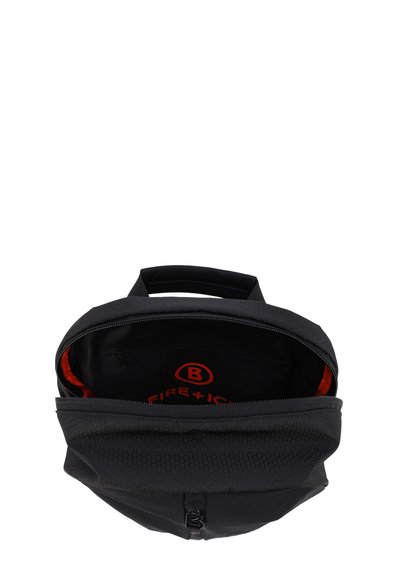 Sac à dos noir avec un motif hexagonal texturé. L'intérieur présente une doublure rouge vif et un logo. Poignée supérieure et fermeture éclair sont présentes.