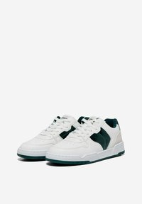 Sneakers bianchi con accenti verdi. Realizzati in pelle liscia, presentano una punta perforata, una chiusura con lacci e una suola in gomma imbottita.